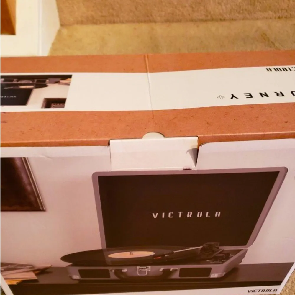 **BRAND NEW NEVER OPENED “RECORD PLAYER W/BLUETOOTH! PLAYS VINYLS !🎶 🎵🎼😎 - Picture 5 of 6